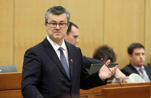 Орешковић не да фотељу